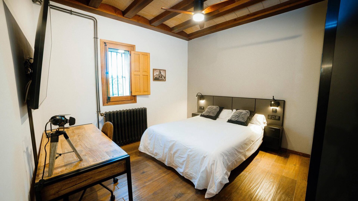 El Prat de Llobregat Cabin | Airport Suite 2 (private bathroom) 8 minutes drive from the airport