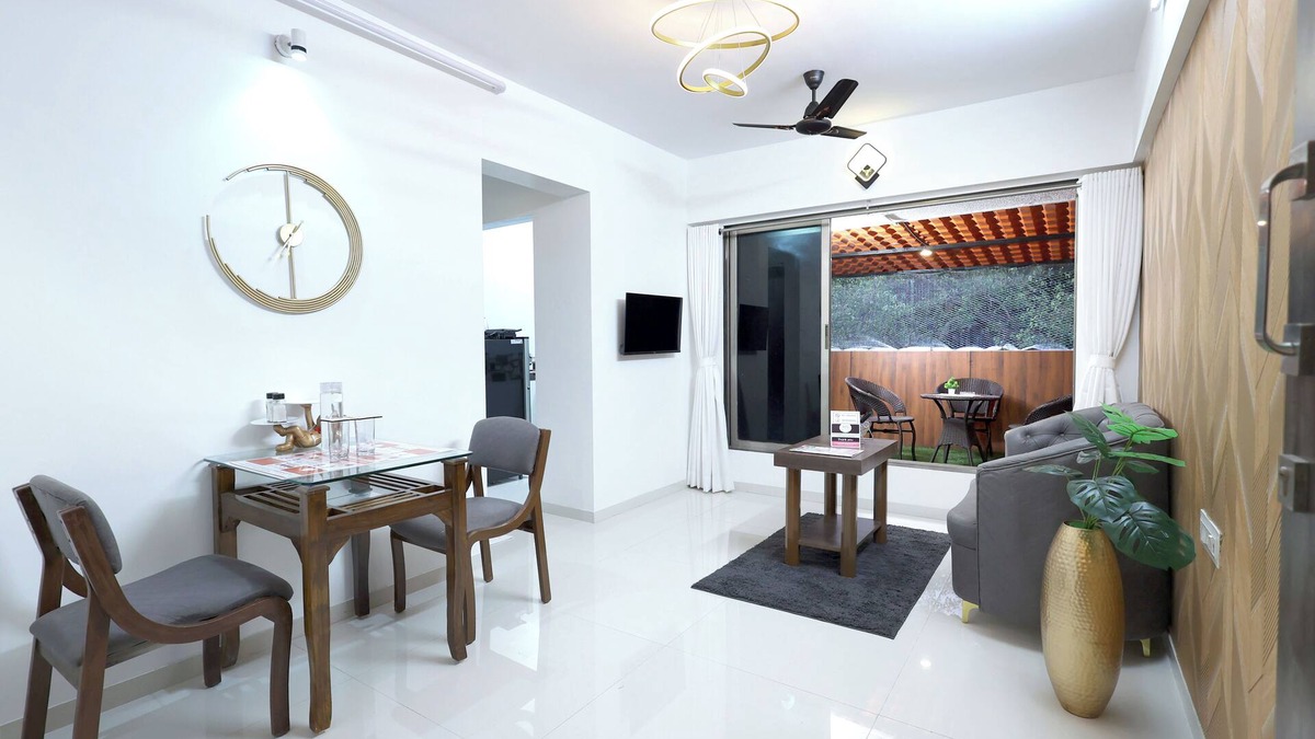 Andheri East House | Airy 1BHK with Balcony & Airport & Family Stay