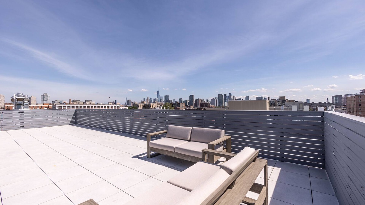 Hoboken Apartment | Airy 3 BR Flat w Shared Deck - gym - Mins to NYC
