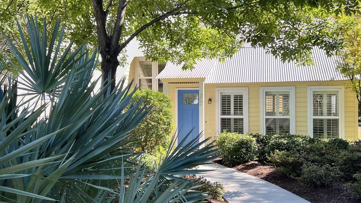 Fairhope Cottage | Airy & Artsy A Beautiful Stay