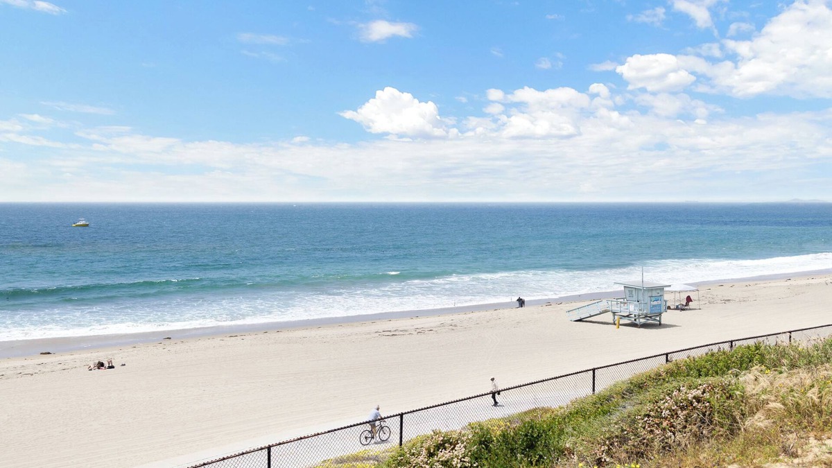 South Redondo Apartment | Airy Beach apartment 100 steps from Water in Redondo Beach with WiFi & parking