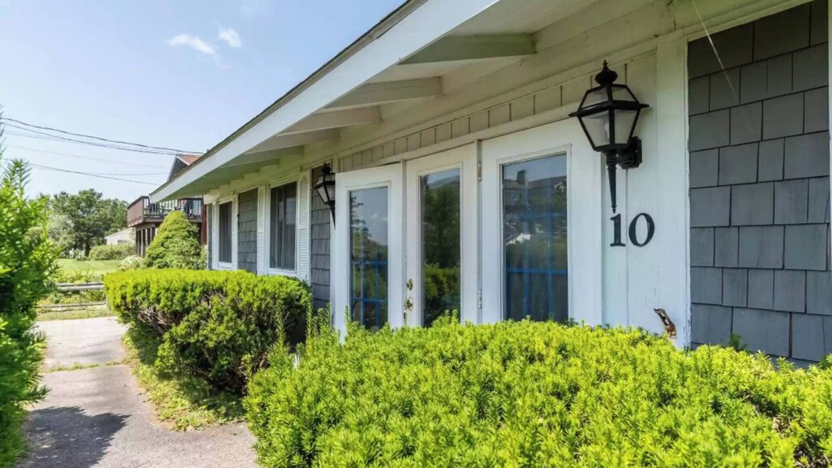 Scarborough Cottage | Airy beach cottage steps away from Pine Point Beach!