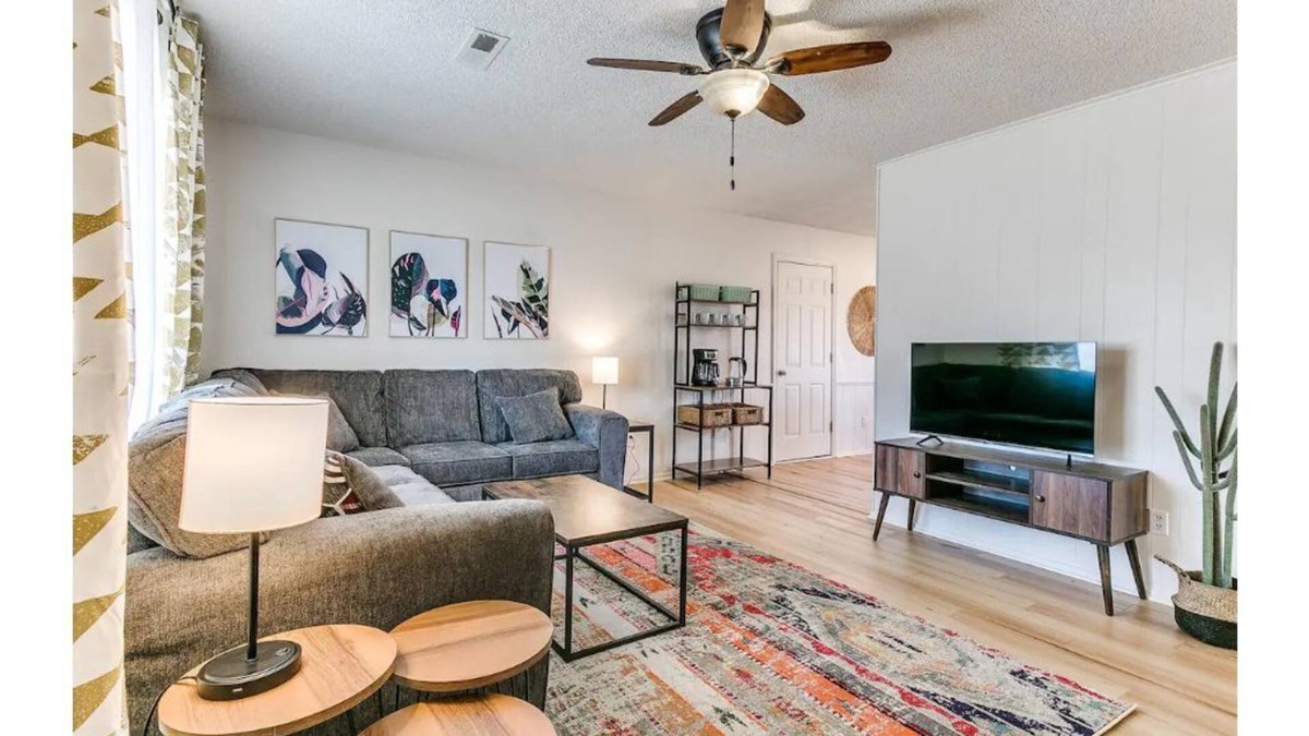 Broken Arrow Cottage | Airy & bright Broken Arrow cottage - fenced yard!
