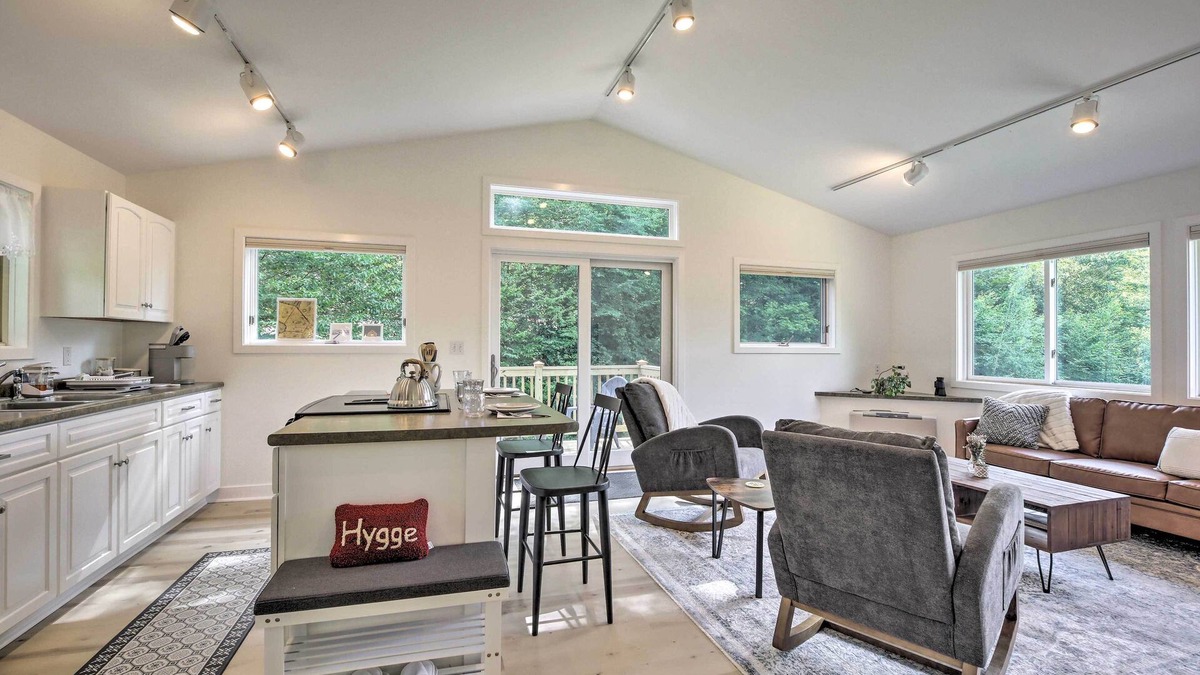 Jeffersonville Apartment | Airy & Bright Hideaway Near Smugglers' Notch!