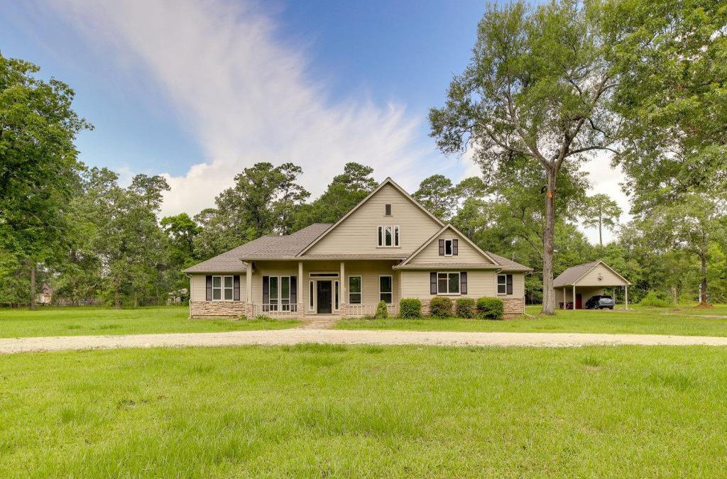 Hull House | Airy Dayton Vacation Home with Deck and Private Yard!