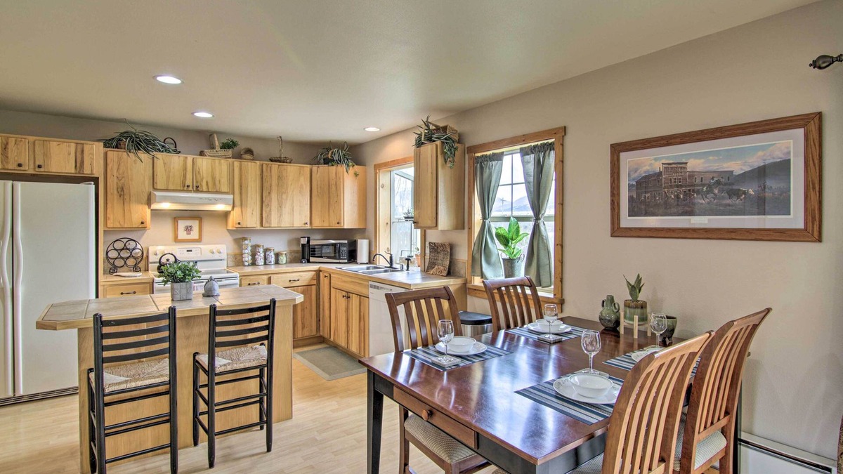 Emigrant House | Airy Emigrant Townhome w/Sweeping Mtn Views!