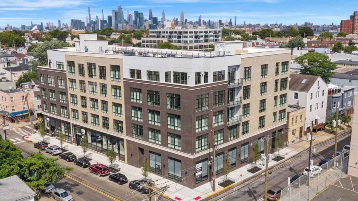 The Heights Apartment | Airy Loft by NYC w Rooftop & Parking on Premises