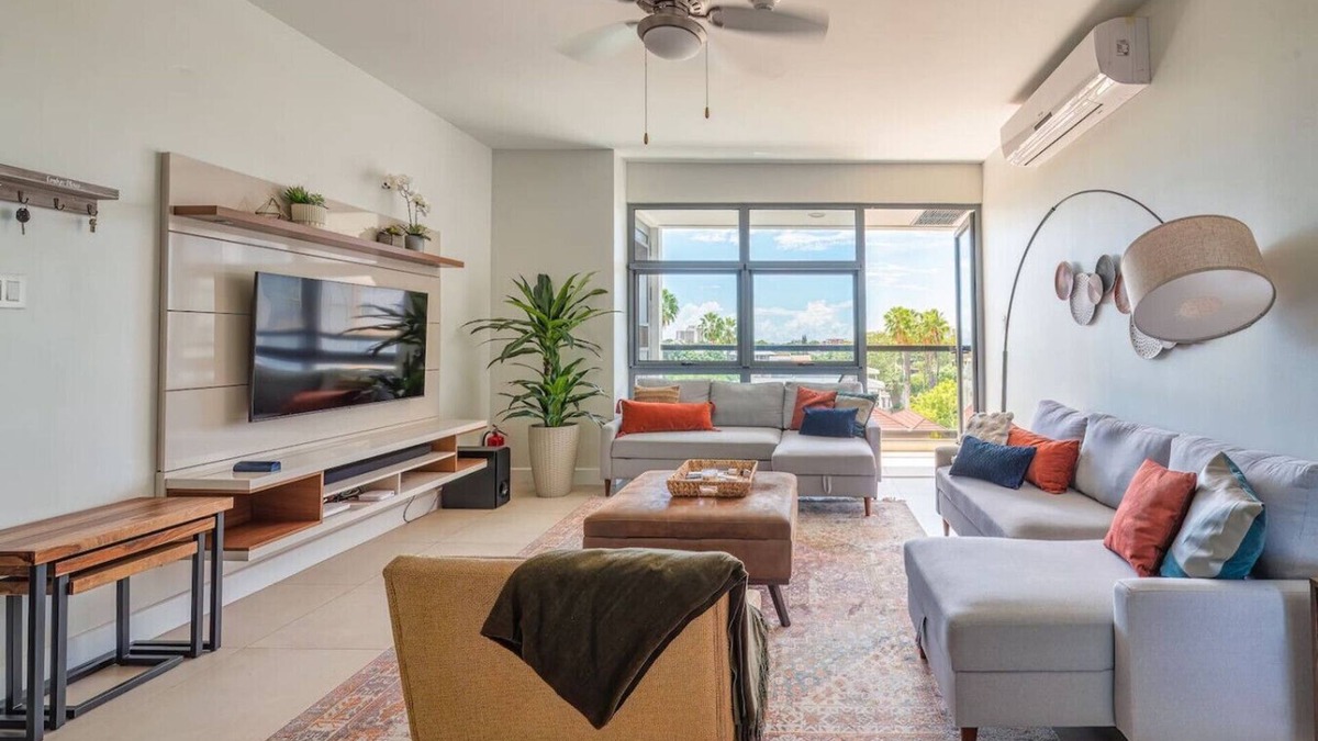 Saint Andrew Apartment | Airy & modern condo with AC Gym and roof top pool