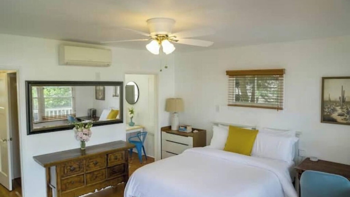 Wilshire Montana Apartment | Airy Studio w Balcony - steps to Montana Ave. - E