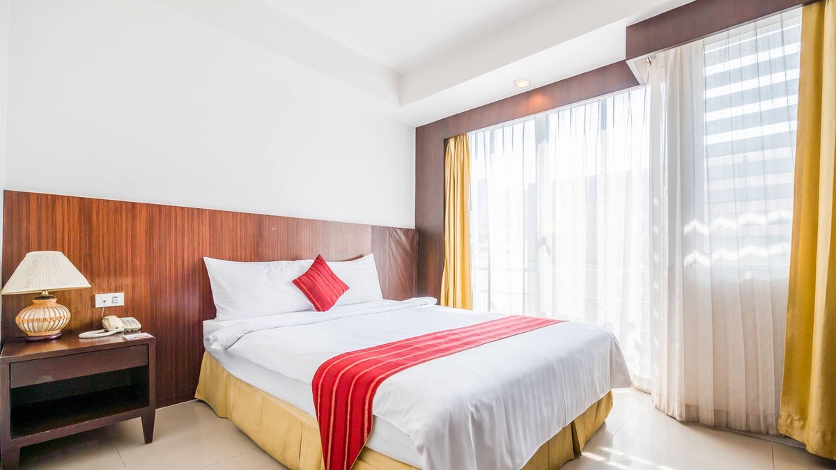 Thanon Phaya Thai Apartment | Airy Thai Style 1 BR W/Cafe & Spa near Pratunam
