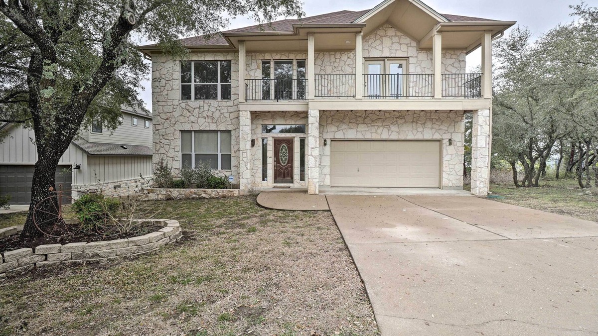 Travis Landing Villa | Airy Villa in Austin w/Badminton/Volleyball Court