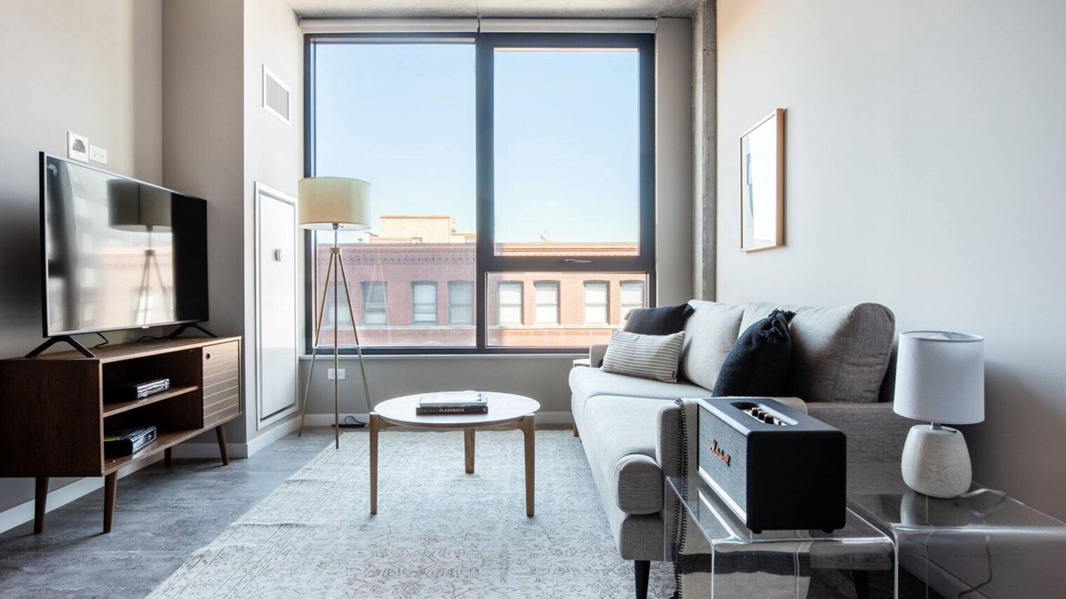 West Loop Apartment | Airy West Loop 1BR w/Pool, Pet Spa, near Restaurant Row, by Blueground