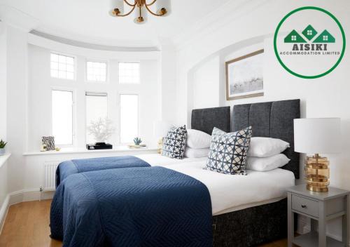 North Finchley Apartment | Aisiki Stays Apartments at North Finchley, 3-Bedroom & 2-Bathroom, Pet-Friendly Flat, King or Twin Beds with Free Wi-Fi