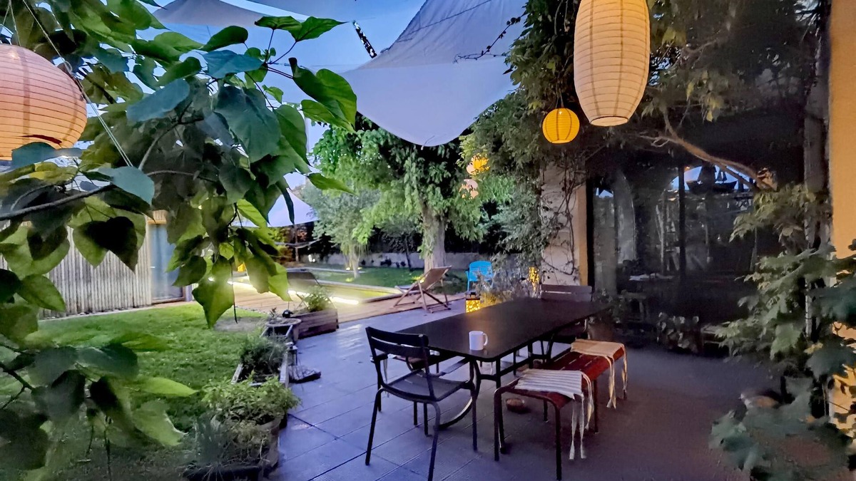 Sud House | Aix Zen> Quiet Large garden with flowers in the heart of town, and its BIO pool!