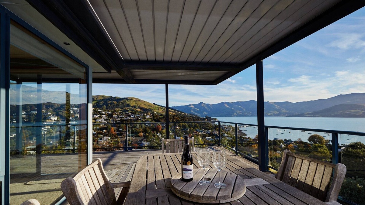 Akaroa House | Akaroa Holiday Home. Spacious, sunny, harbour views and close to town. Sleeps 8