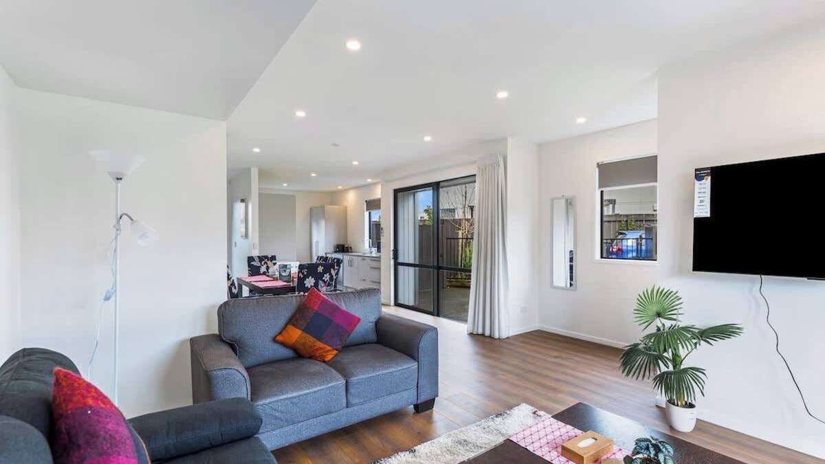 Mangere House | AKL A/Port 6 km , free car park, bright & spacious 3BR house