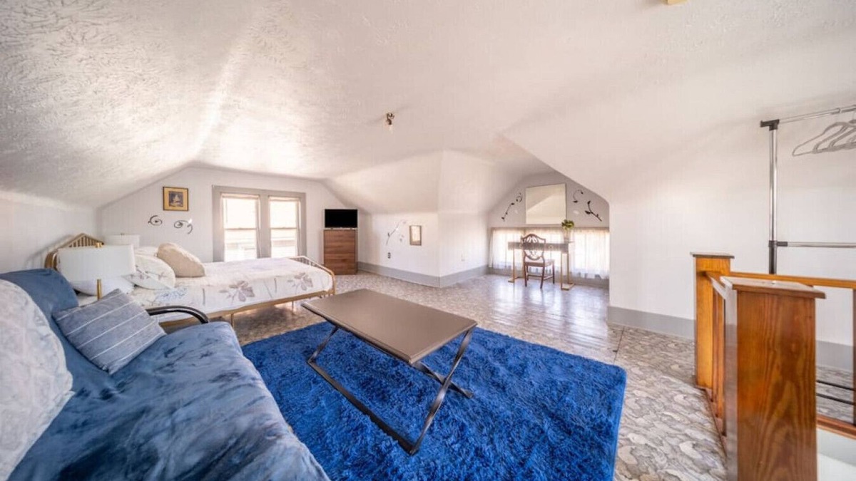Highland Square House | Akron · Eclectic 4 BR in Akron, Highland Square king bed