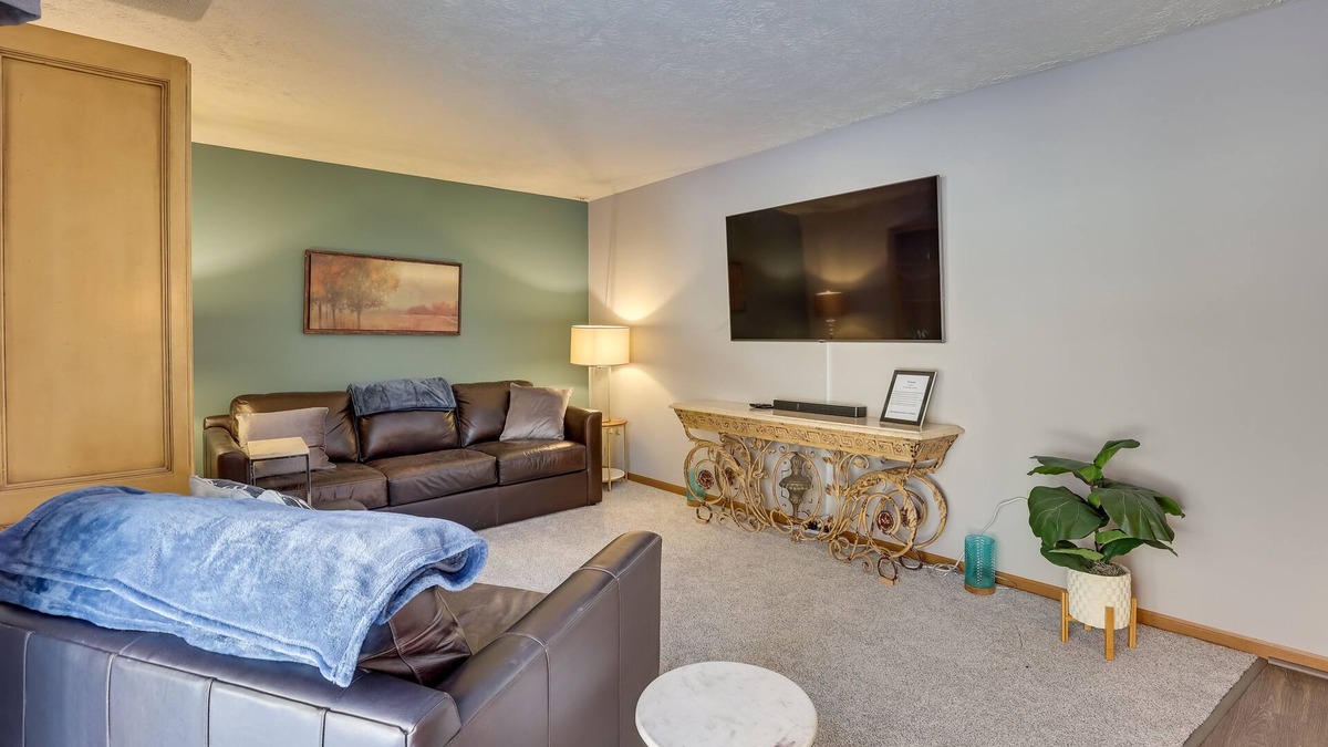 Highland Square House | Akron Home w/Deck: Walk to Towpath Trail!