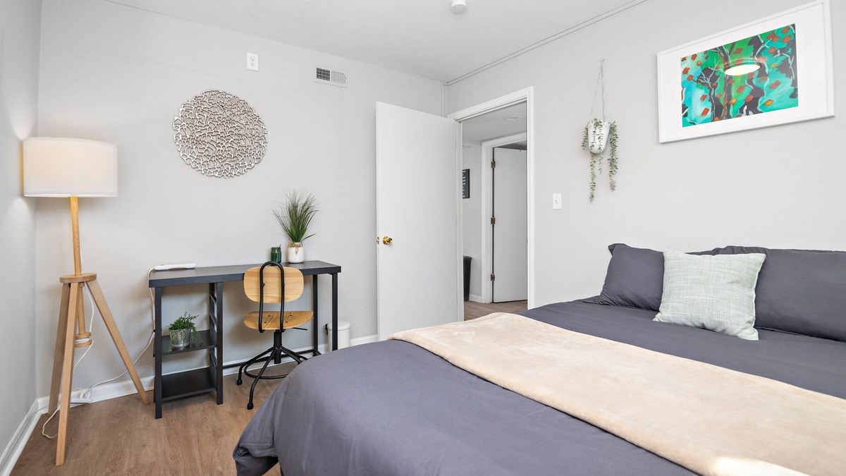 Lawrence Apartment | AL 101 - KU Cloud 9 - 3-Spacious bedroom