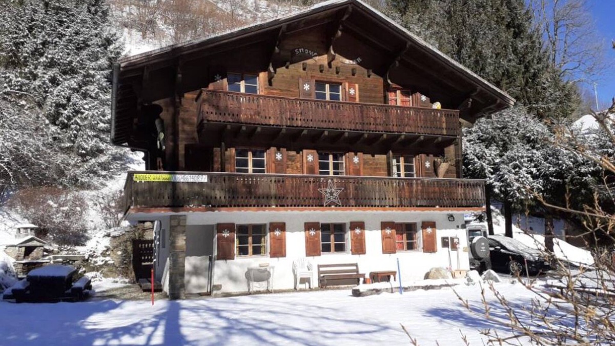 Champery Apartment | AL Champéry (Valais) conf apartment 4-6p, 2nd floor in wooden chalet, winter or summer.