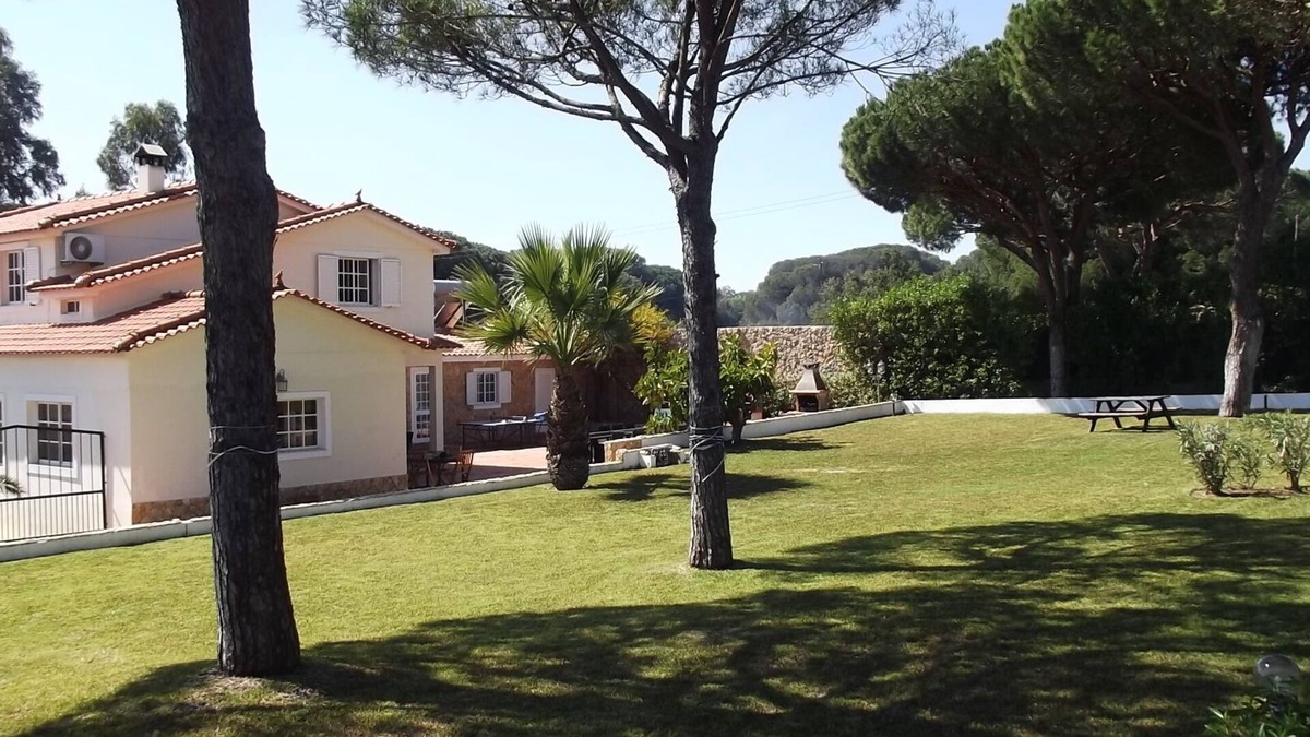 Vilamoura Villa | AL21329 sleeps 12/14. large 6 bed villa full air con close Vilamoura marina.