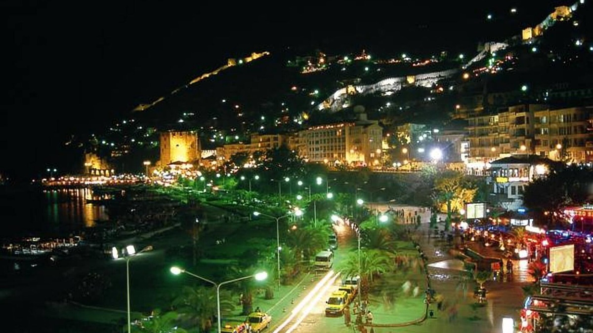 Mahmutlar Villa | Alanya Villa private Pool 10- 15 mins walk to Beach &Town Centre. Sleeps10