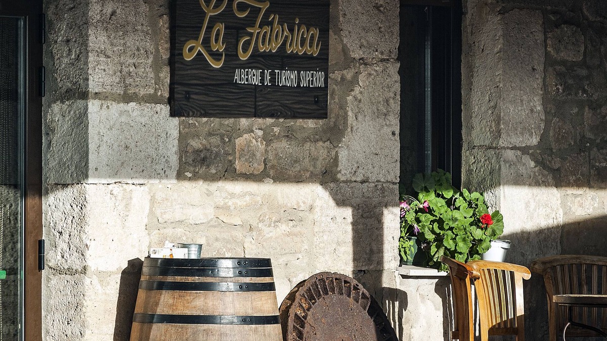 Tardajos House | Albergue La Fábrica