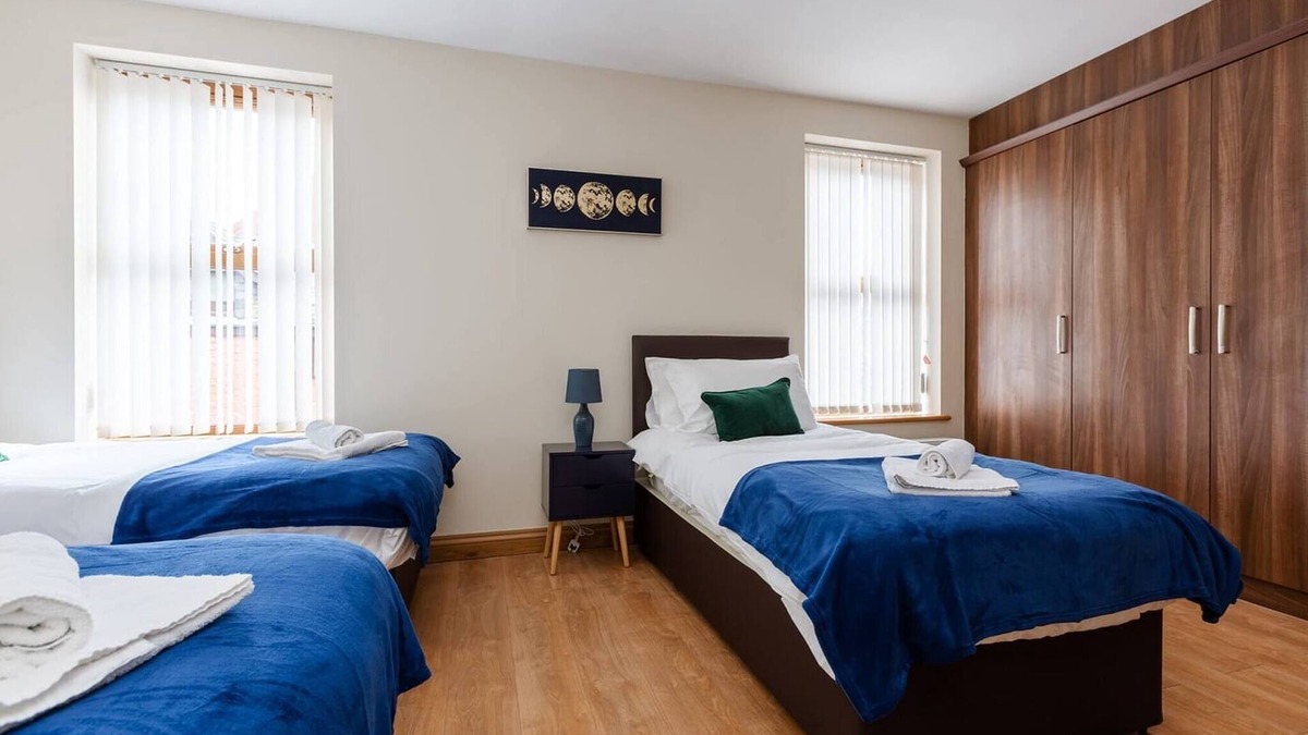 Preston House | Albert | 5 Bedrooms Sleeps 11 Parking Wi-Fi