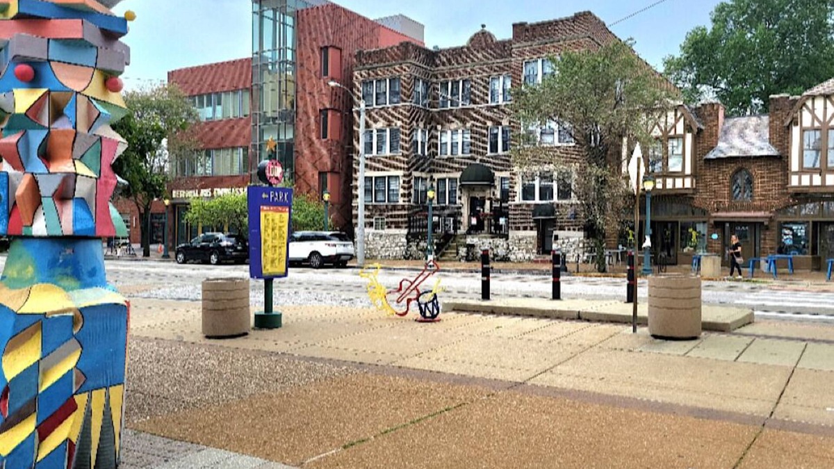 St. Louis Apartment | Albert Hall Renovated Delmar Loop-WU