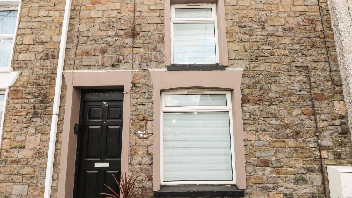 Brynamman House | ALBERT HOUSE, pet friendly, character holiday cottage in Brynamman