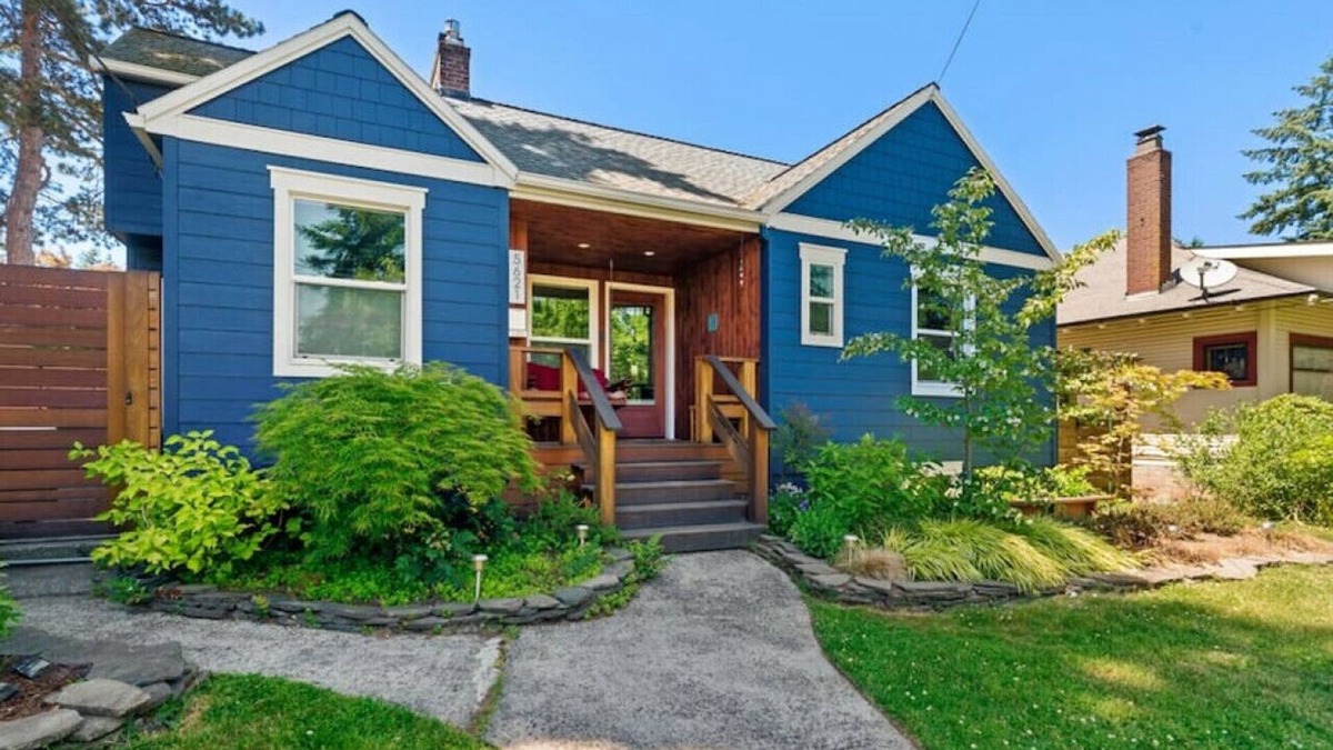 Concordia House | Alberta Arts w/Hot Tub & Yoga Studio!