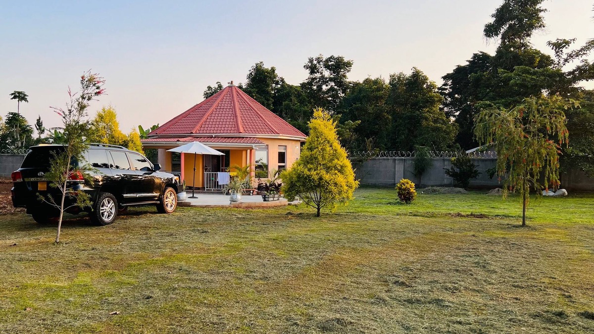 Northern Region Cottage | Alberto Gardens - Two bedroom cottage in private grounds & free parking