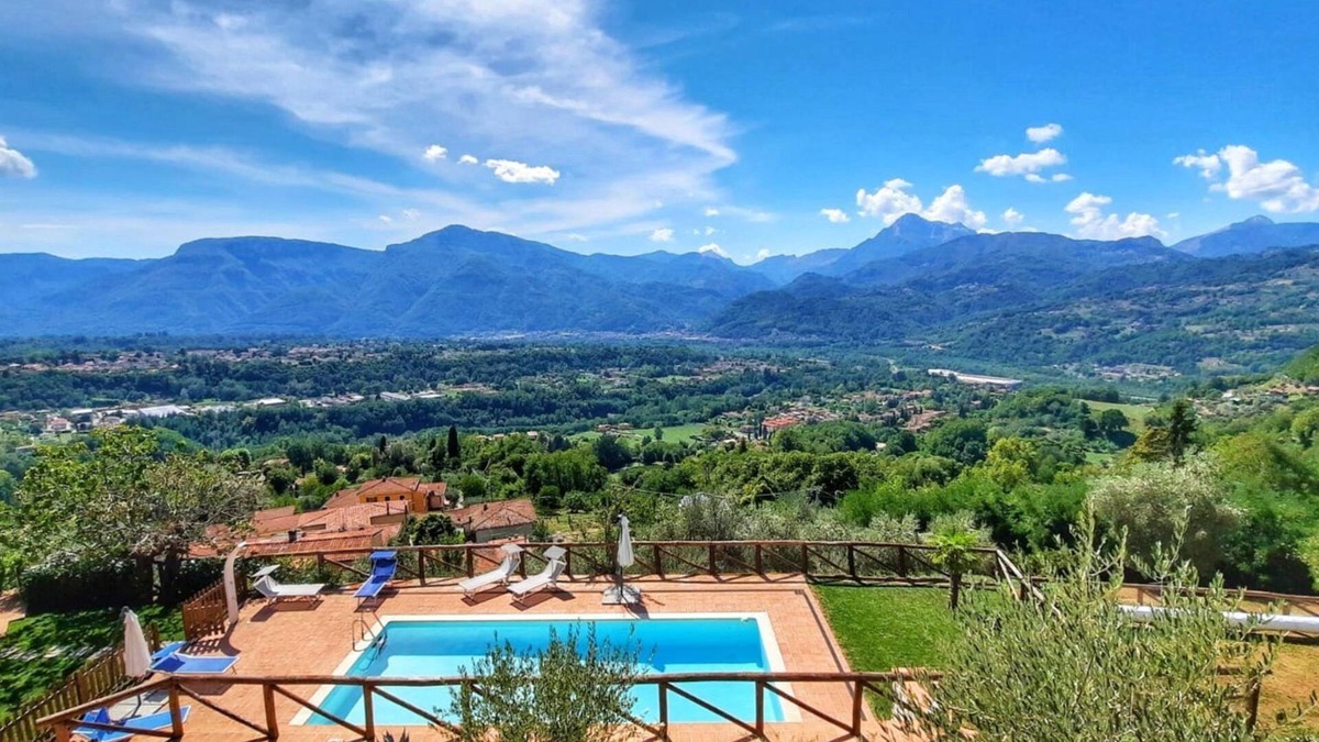 Mologno Villa | Albiano, private solar heated pool, stunning views, walk restaurant, Barga!