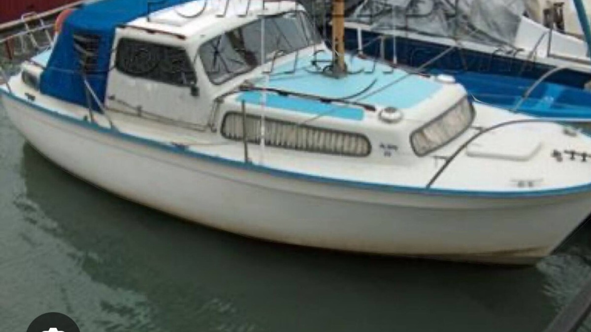 Chelan Boat Rental | Albin 25 Trawler on Beautiful Lake ChelannCamp at dockside or explore uplake.
