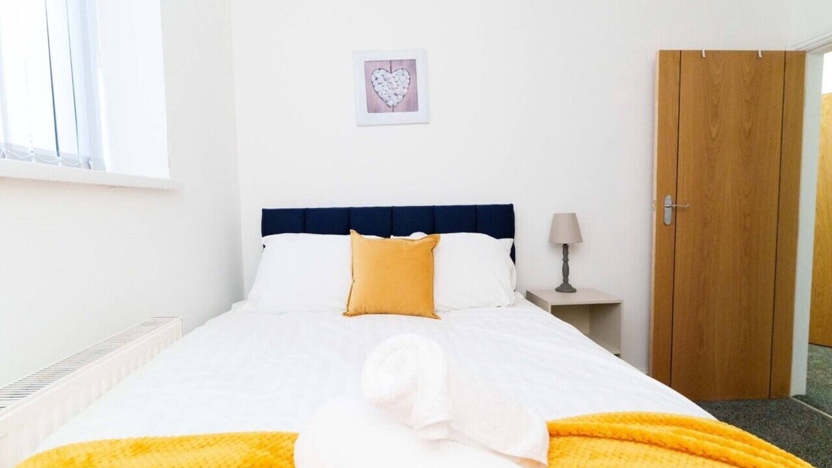 Morley Apartment | Albion 2 Bed Apartment Sleeps 6 with Parking