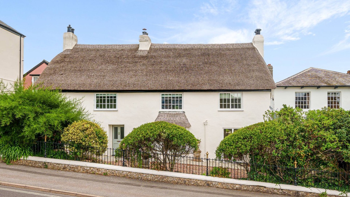 Charmouth House | Albury House - sleeps 8 guests in 4 bedrooms