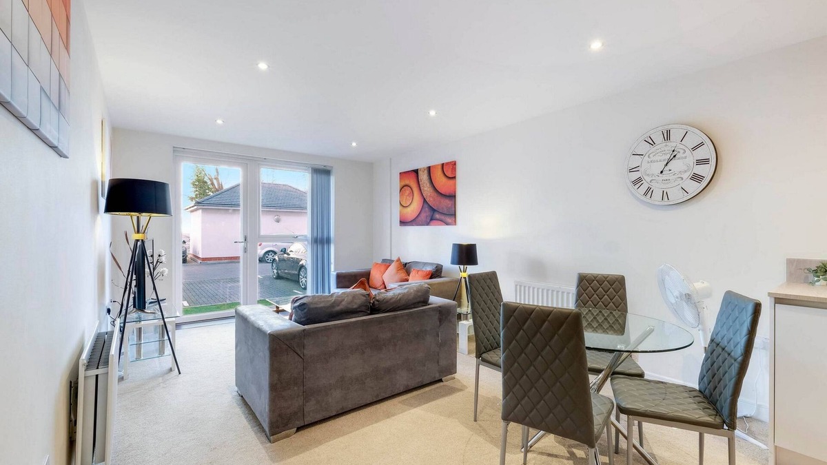 Bray on Thames Apartment | Alder House Serviced Apartment Maidenhead by 360stays