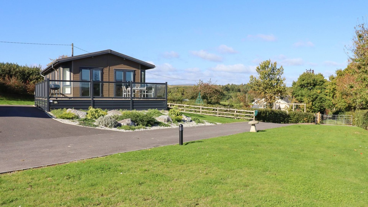 Teigngrace Cottage | ALDER LODGE, pet friendly, with pool in Newton Abbot