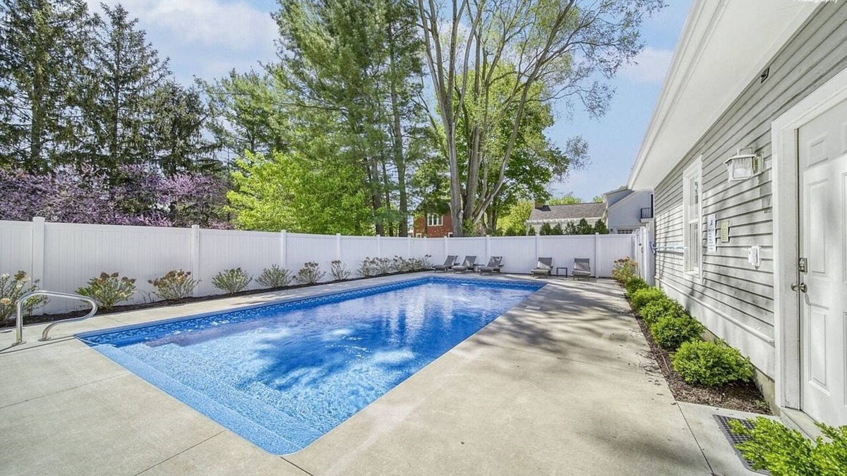 Douglas House | Alex`s Pool House Private Pool & Hot Tub Centrally Located in the Saugatuck