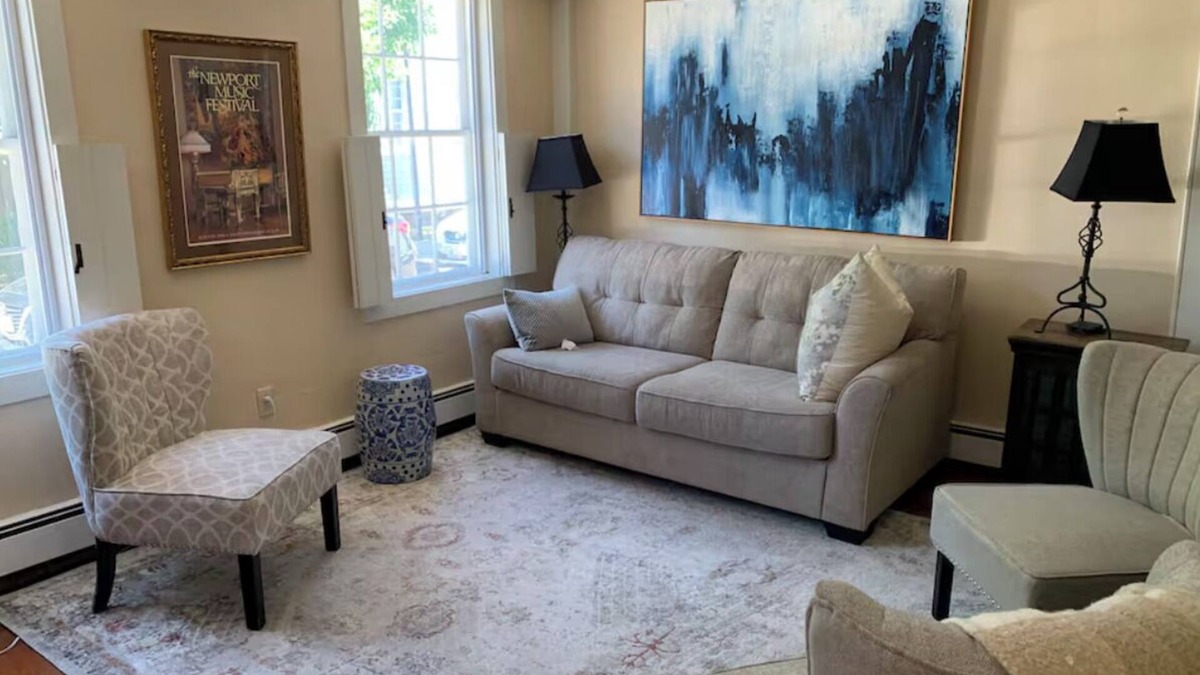 Off Broadway House | Alexander Hamilton Slept Here - 5-bedroom house with AC in downtown Newport