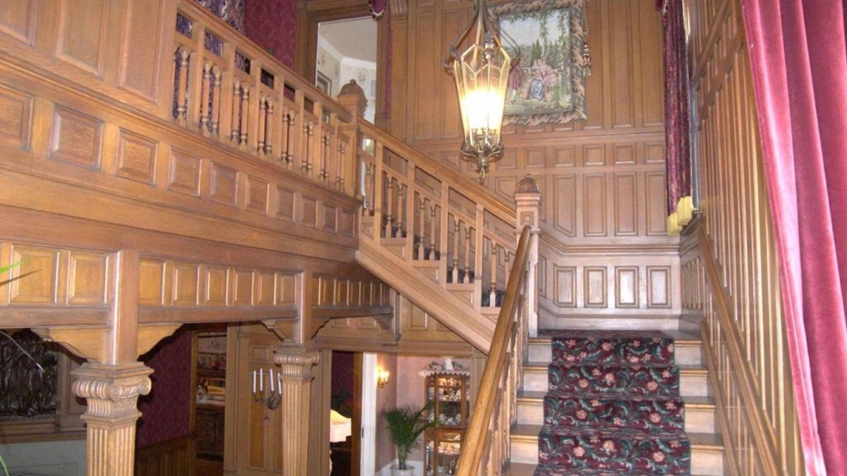 Winona Bed & Breakfast | Alexander Mansion Bed and Breakfast