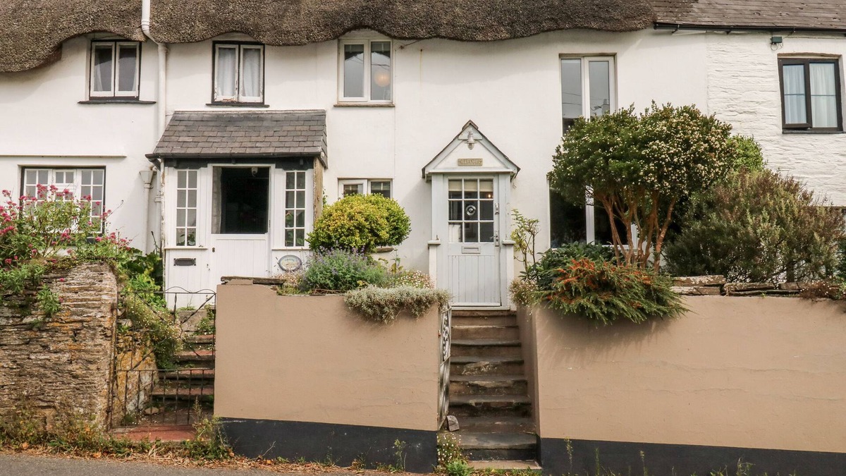 Chillington Cottage | ALEXANDER'S COTTAGE, pet friendly, with a garden in Frogmore