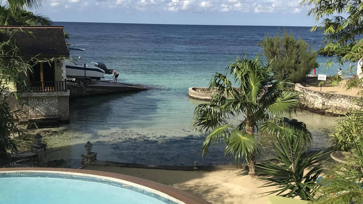 Ocho Rios Villa | Alexanders 3 bedrooms Penthouse on the Beach