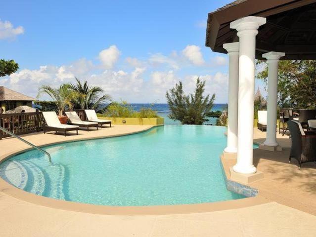 Ocho Rios Villa | Alexanders Penthouse on the beach