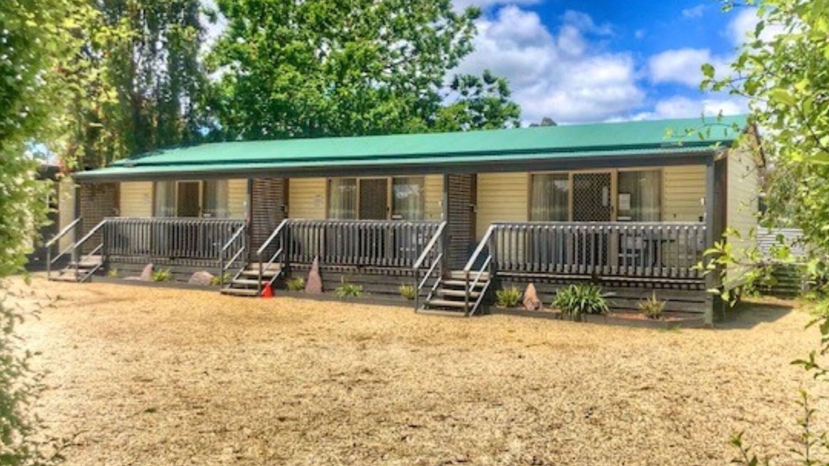 Alexandra Cabin | Alexandra Parklife. Studio 4