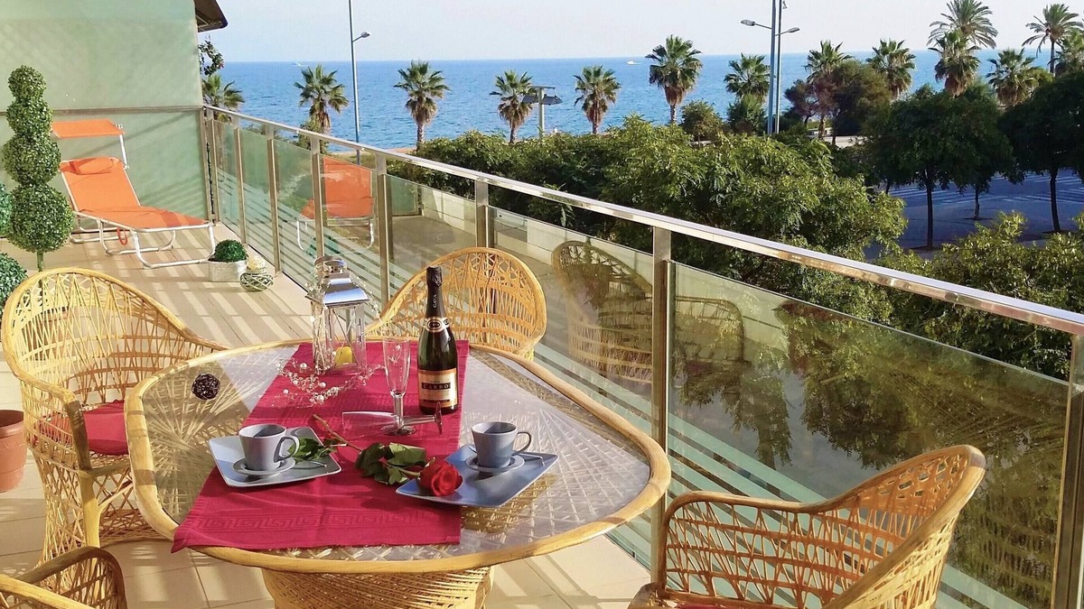 Badalona Apartment | ALEXANDRA´s BEACH-PORT-APARTMENT, beach, balcony, Wifi, AA