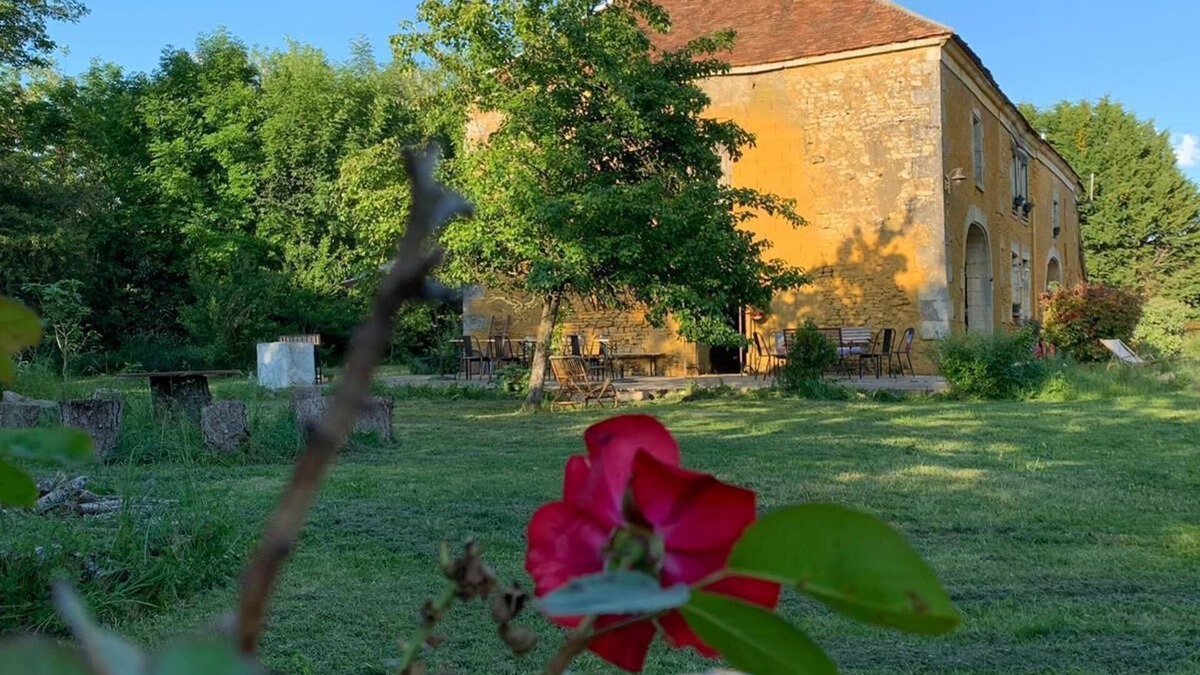 Bouhy House | Alfred and George, Le Gîte
