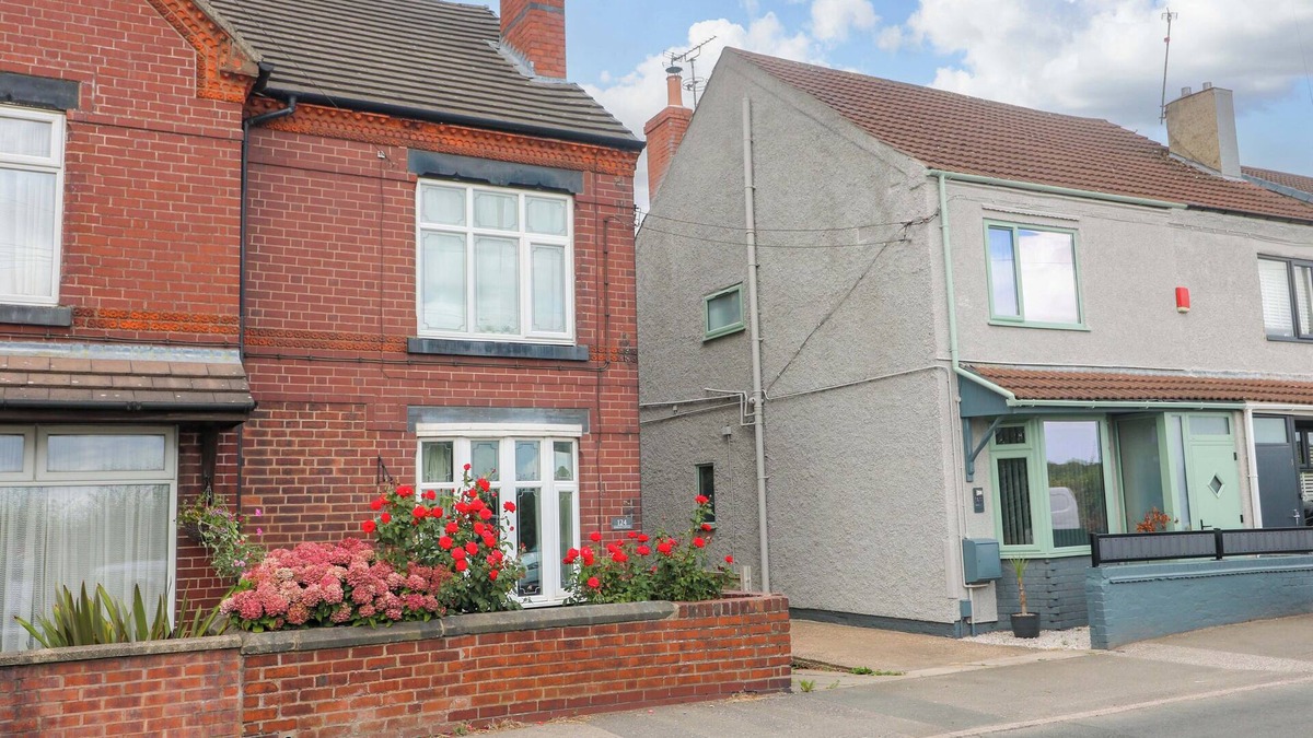 Alfreton Cottage | ALFRETON COTTAGE, pet friendly, with a garden in Alfreton