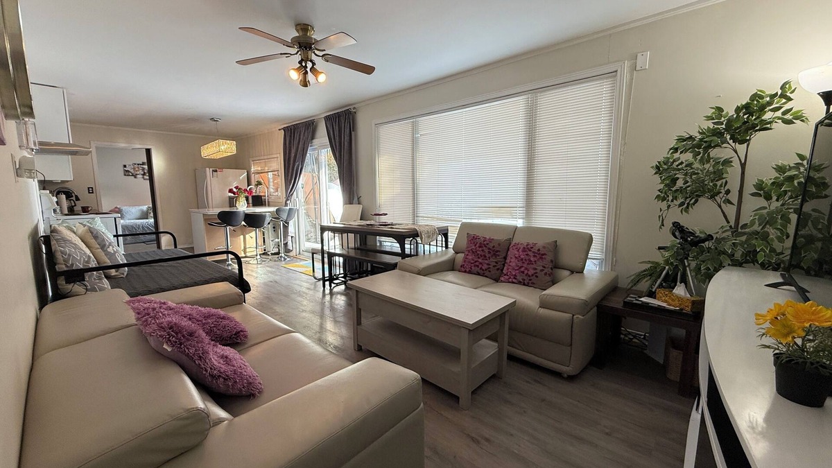 Wilberforce House | Algonquin S Lakeview 3BR H-Tub W-Stove Sandy Beach, Algonquin S Lakeview 3BR H-Tub W-Stove Sandy Bea