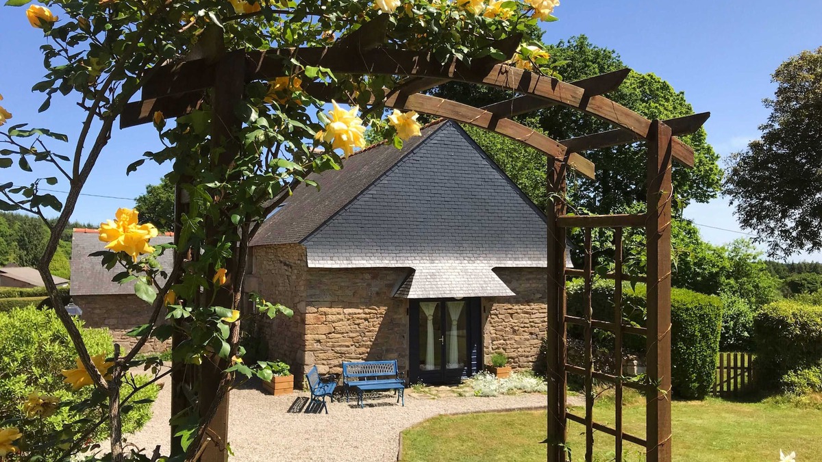 Ploerdut House | Alice cottage – lovely Breton house – log fire, shared pool, private garden